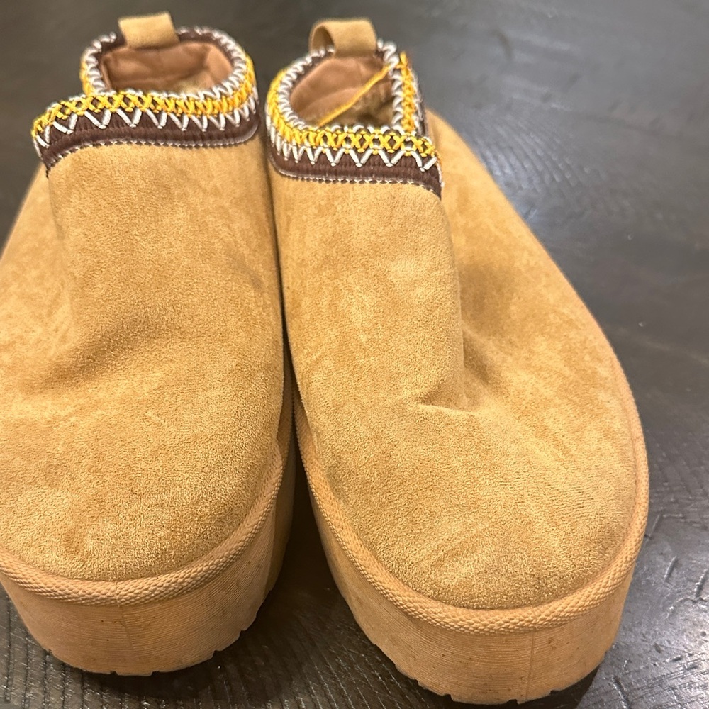Dazzle Women's Tan Slippers - Picture 2 of 8